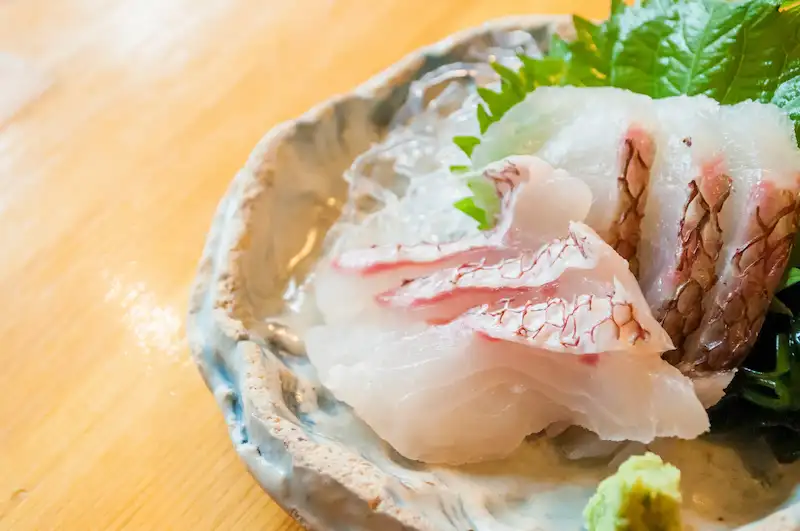 鰤の煮物に合う:鯛の松皮造り