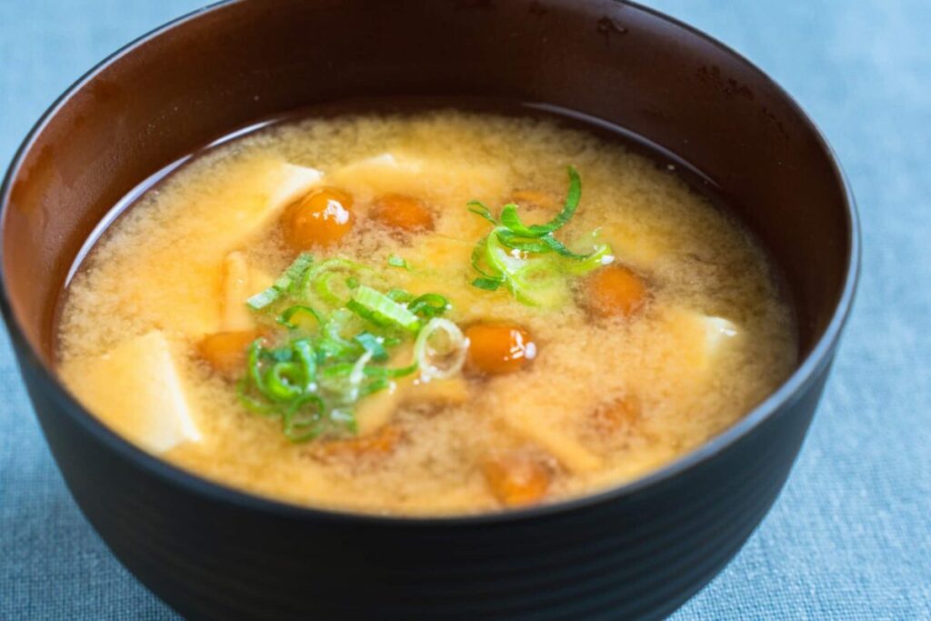 馬刺しに合うおかず｜なめこ汁