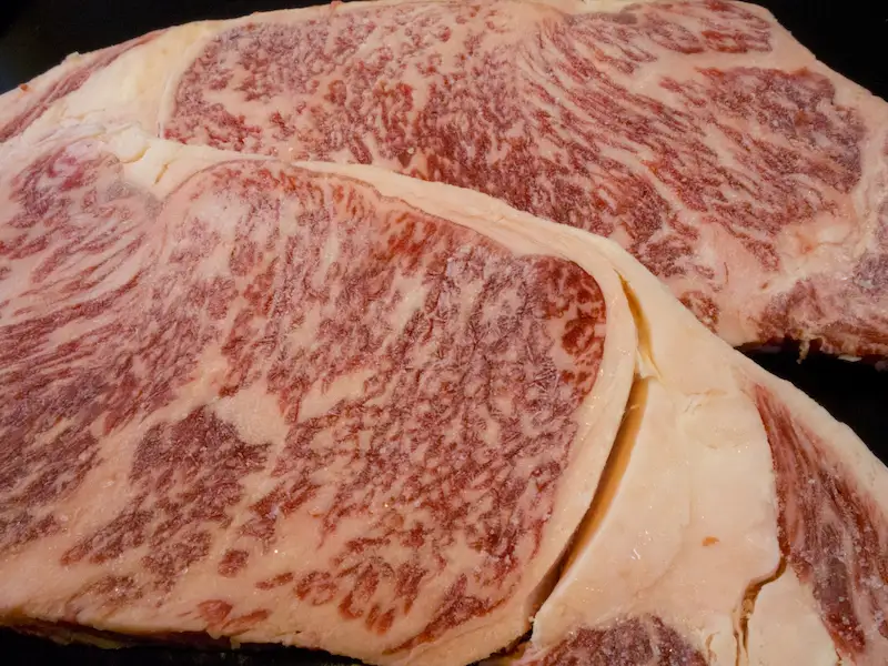凍ったサーロインの肉2枚
