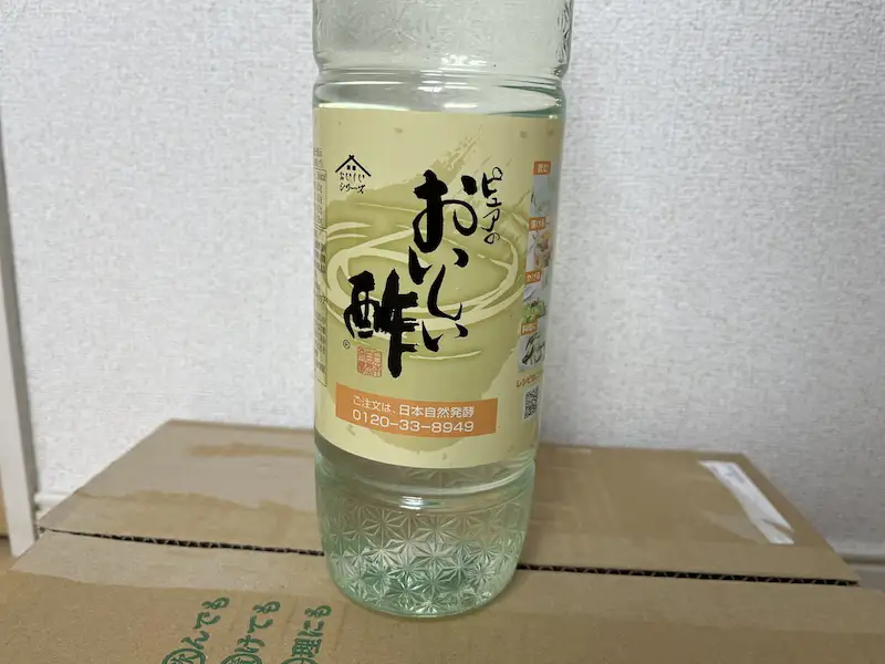 日本自然発酵の箱の上においしい酢が乗っている画像