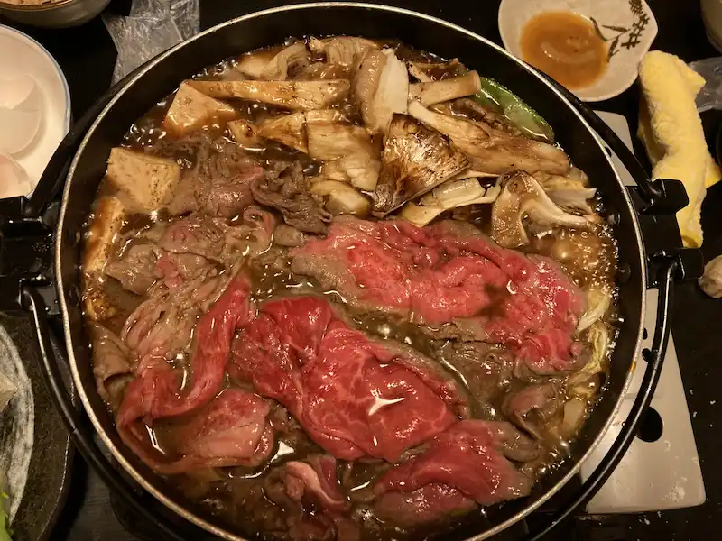松茸がふんだんに入ったすき焼き