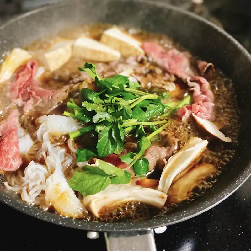 すき焼きの仕上げにクレソンを上に乗せた画像