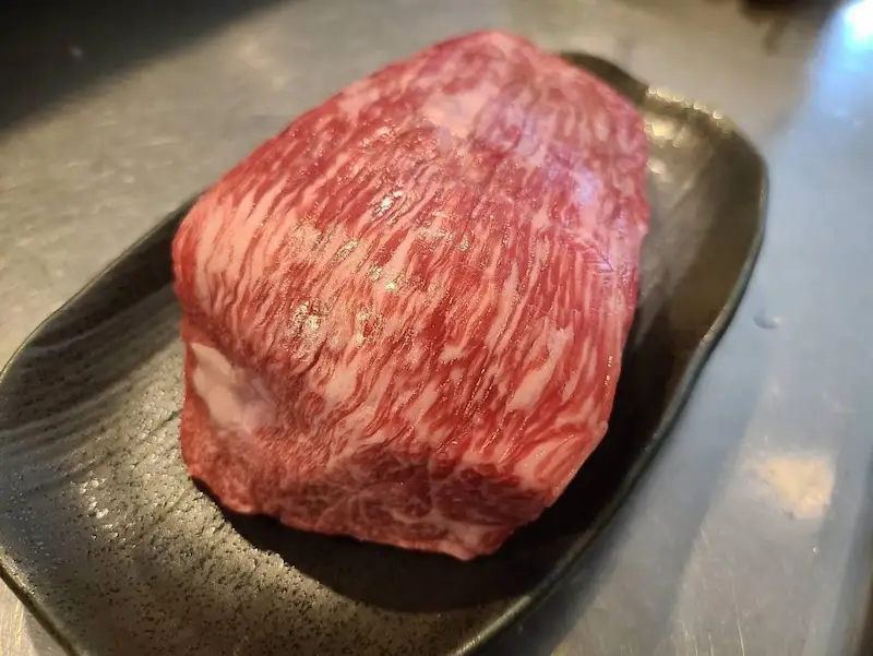 ローストビーフにする前の近江肉の塊。
