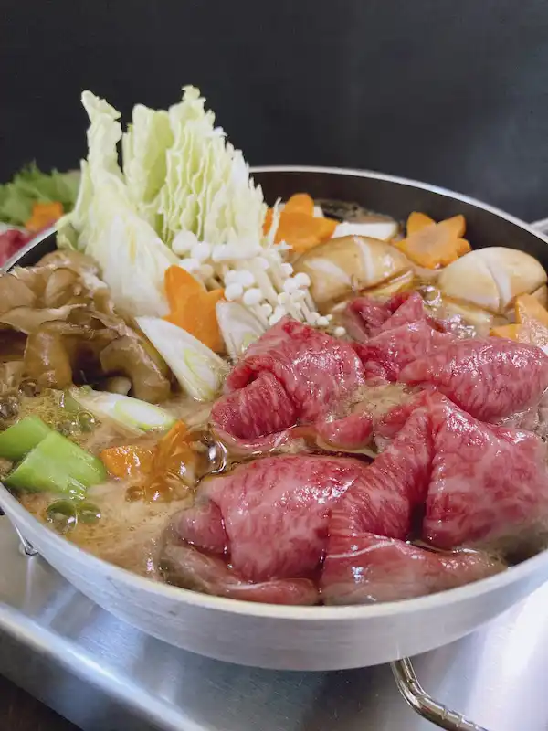 定番のすき焼き。白菜、シロネギ、牛肉、飾り人参、椎茸