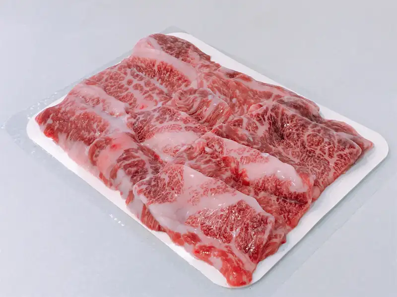 白い発泡トレーにきれいに並べられたバラ肉
