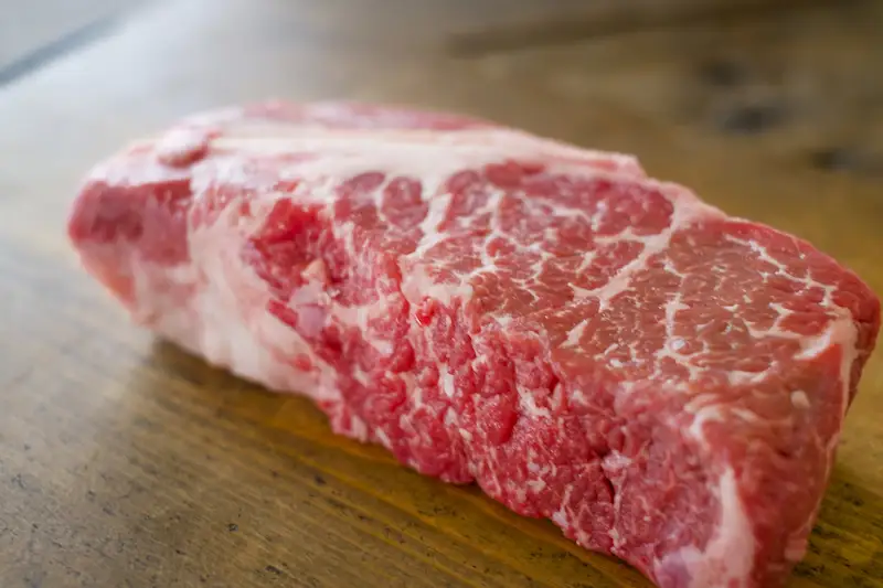 ローストビーフを焼く前の牛肉