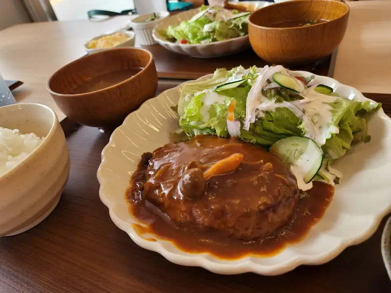 食卓に並んだハンバーグ