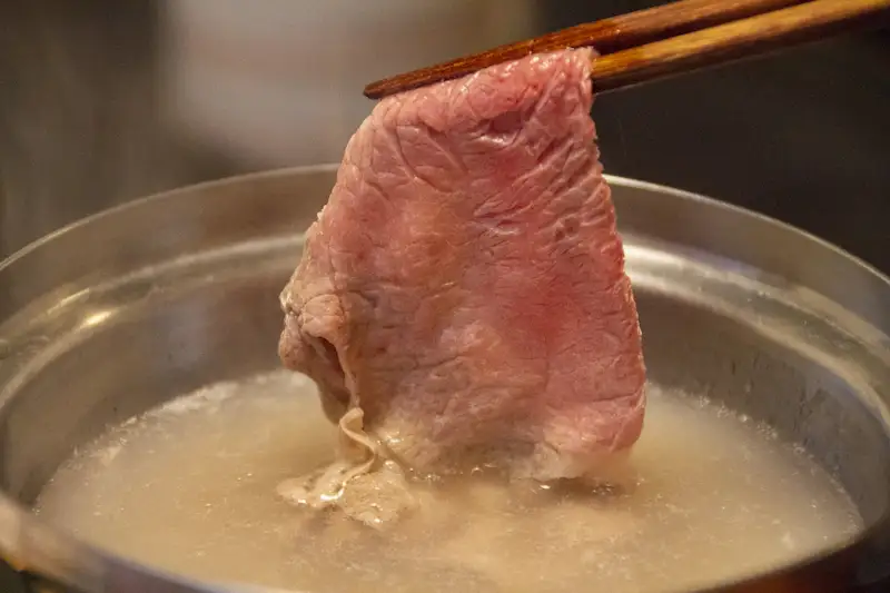 しゃぶしゃぶ鍋に肉を入れて肉の色がかわった様子
