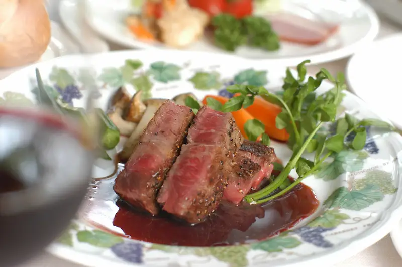 フランス料理で近江牛を盛りつけた画像