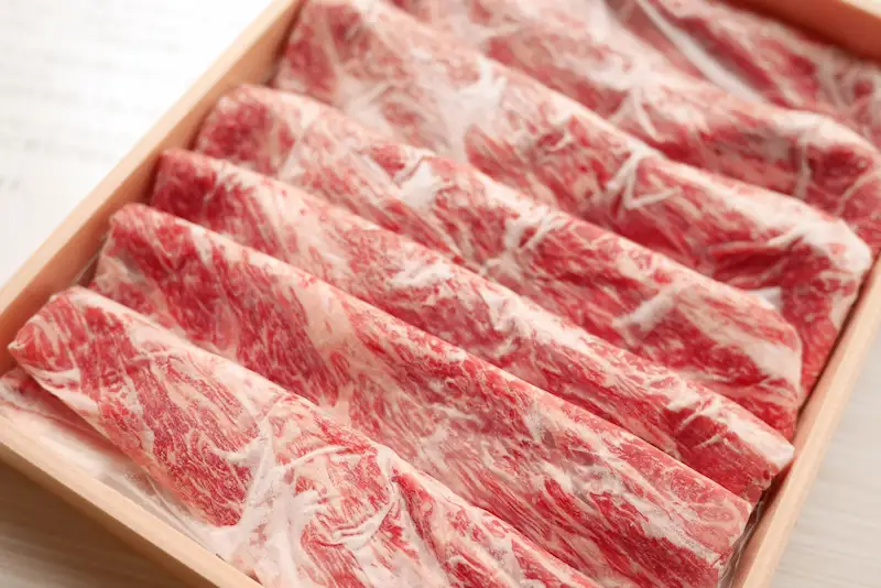 冷凍されているすき焼きの肉