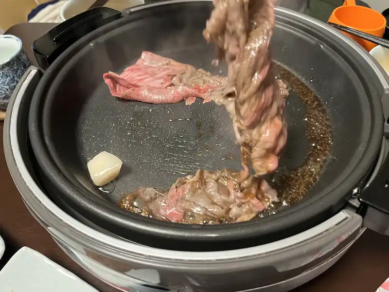 関西風のすき焼き。お肉を「焼いた」あとに砂糖と醤油を入れる