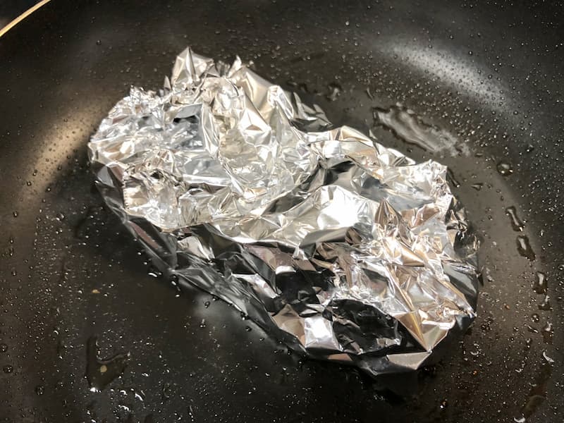実際にアルミホイルを使って近江牛の味噌漬けを焼いている画像。
