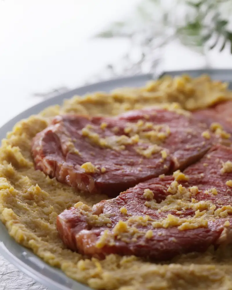 味噌に漬かっている近江牛の画像