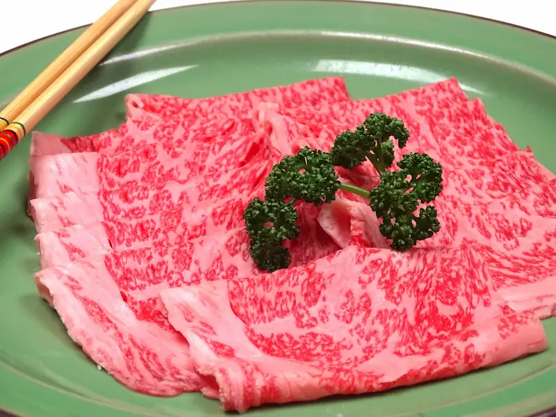 すき焼きのお肉がお皿に並べられている。上にはパセリがあしらわれている