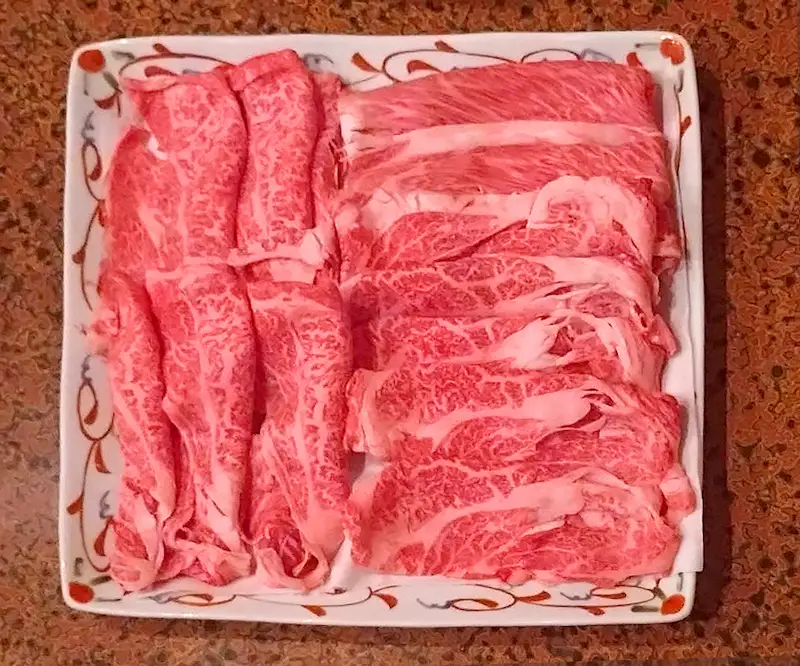 お皿に乗ったすき焼き用の近江牛