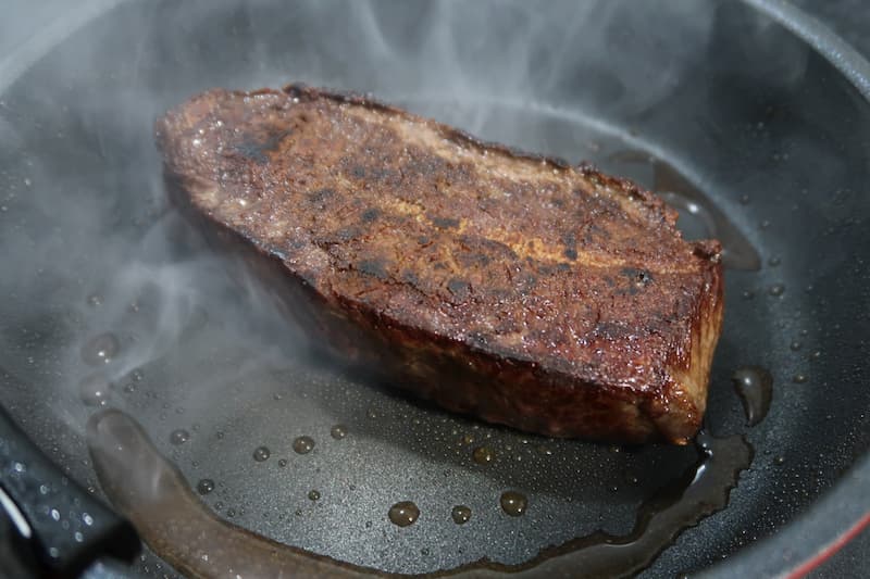 実際にフライパンでフライパンで焼き上げる近江牛