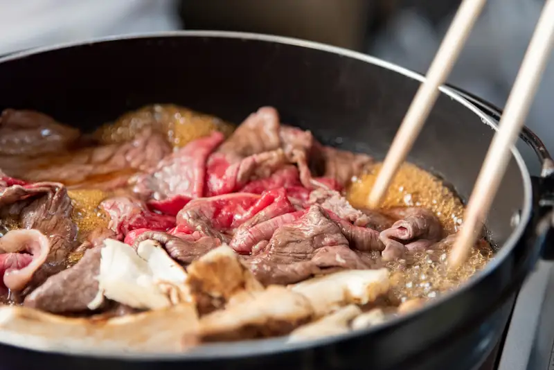 近江牛ですき焼きを作っている画像