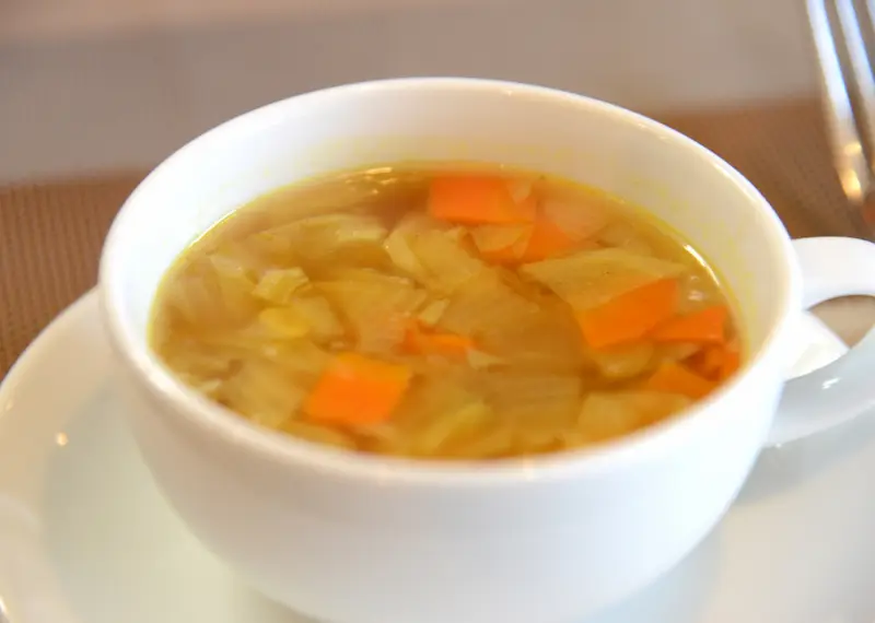 オムライスに合う口直しの汁物、野菜入りコンソメスープ