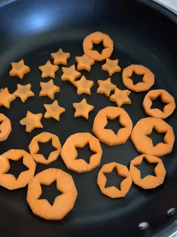 子どもの食いつきが良い星形に抜いたにんじん