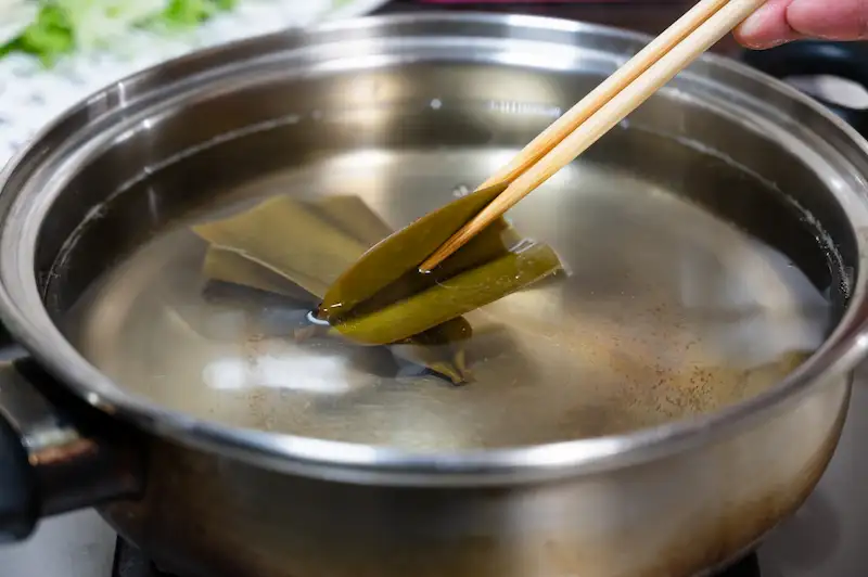昆布を入れて出汁を取っているところ