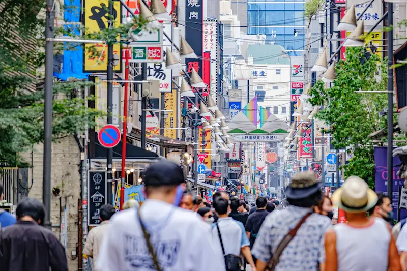 数々のお店が並ぶ商店街