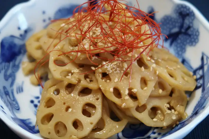 オムライスに合う噛みごたえのある副菜、れんこんのきんぴら