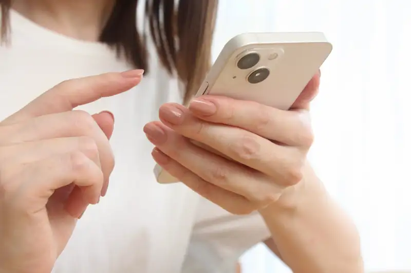 電話で確認している女性