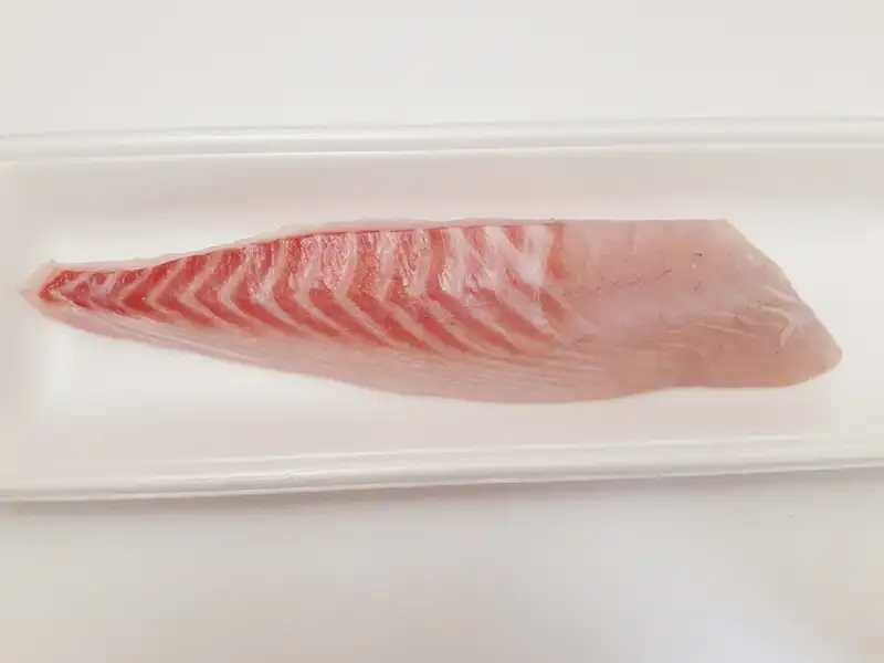 5枚におろして、皮を引いた真鯛