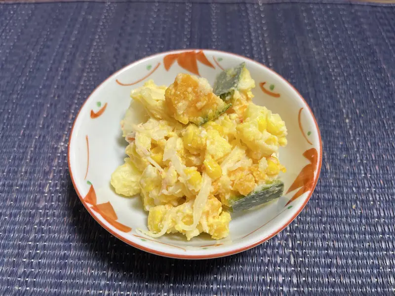 子ども向けのオムライスの副菜、コーンとかぼちゃのマヨ和え