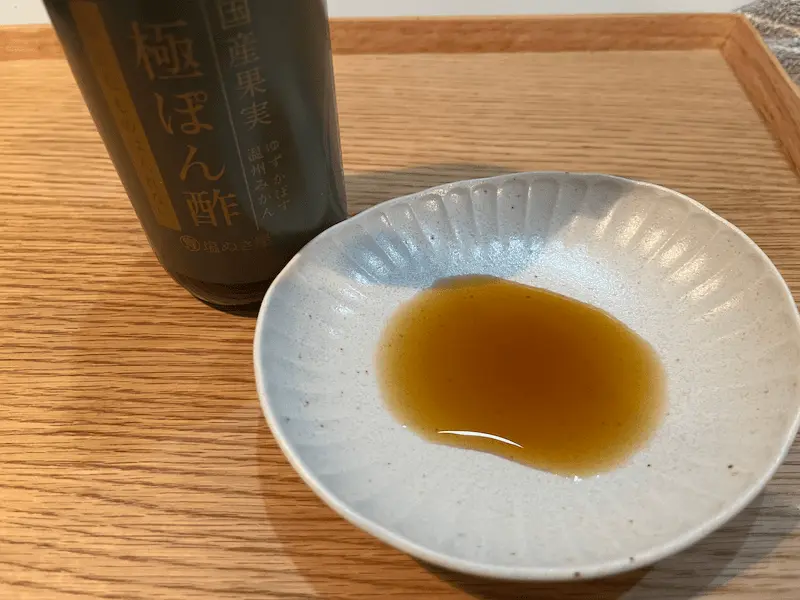 無塩ドットコムから実際に届いた「国産果実 極ぽん酢 40%減塩」をお皿に移した画像。