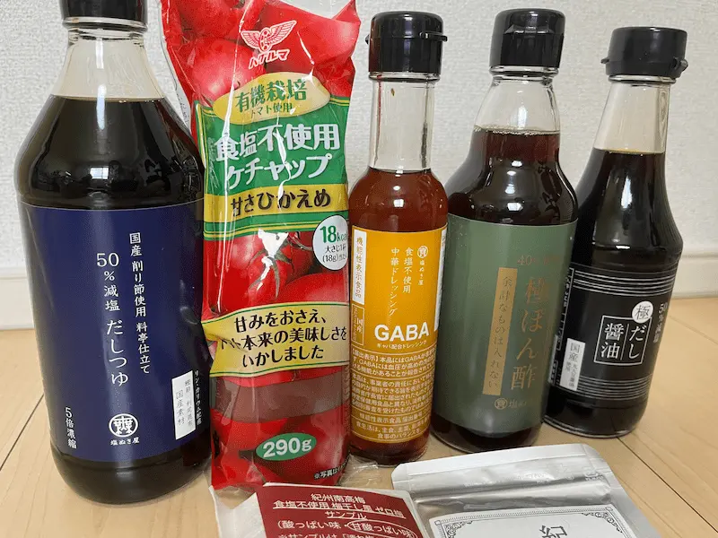 無塩ドットコムのお試しセットの中身。減塩だしつゆ、食塩不使用ケチャップ、食塩不使用の中華ドレッシング、40%減塩 極ぽん酢、だし醤油、ゼロ梅、七味の7品