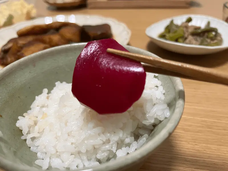おらがむら漬に入っていた生姜が赤く染まっている様子